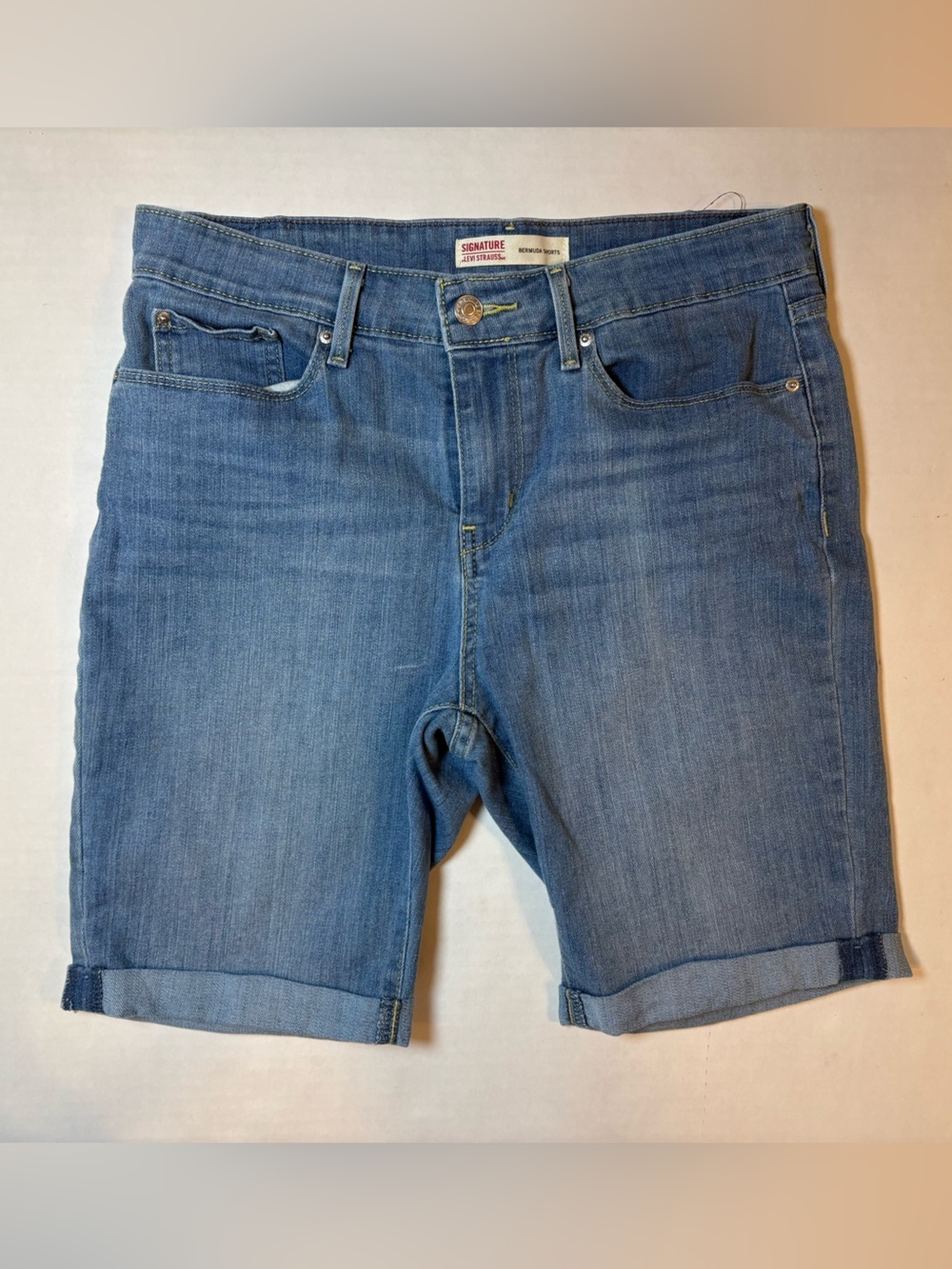 Levi’s Signature Women’s Cuffed Bermuda Jean Shorts Size 8 39W